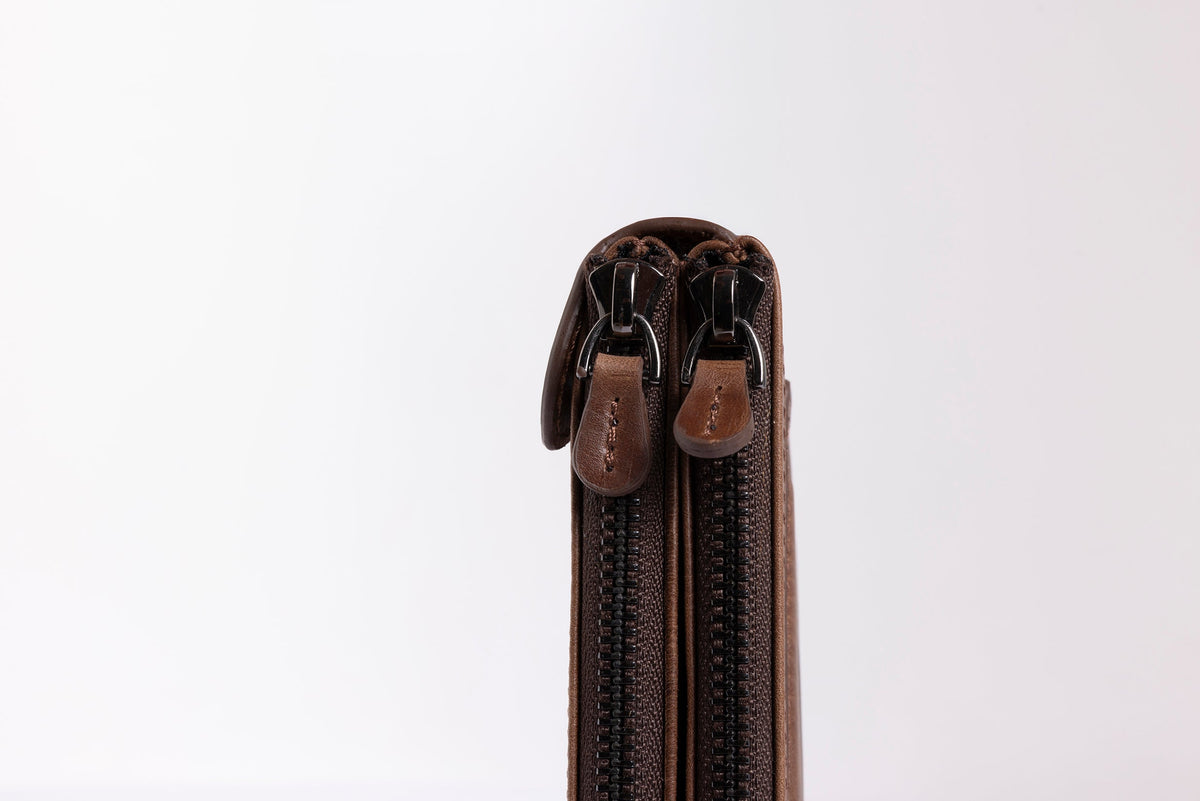 SMALL LEATHER CLUTCH